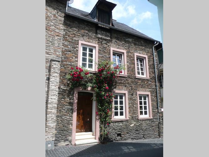 Liefdevol gerenoveerde breuk-stenen huis met tuin in het historische dorp Enkirch, Moezel.