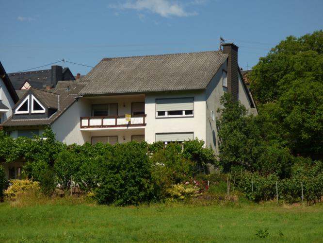 Woning met 3 wooneenheden met Moezelzicht en garage hoogwatervrij gelegen in Mesenich nabij Cochem. Moezel