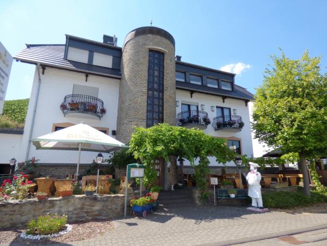 Goed onderhouden hotel-restaurant met nieuwe inrichting en appartement van de uitbater in Schleich, bij Trier.